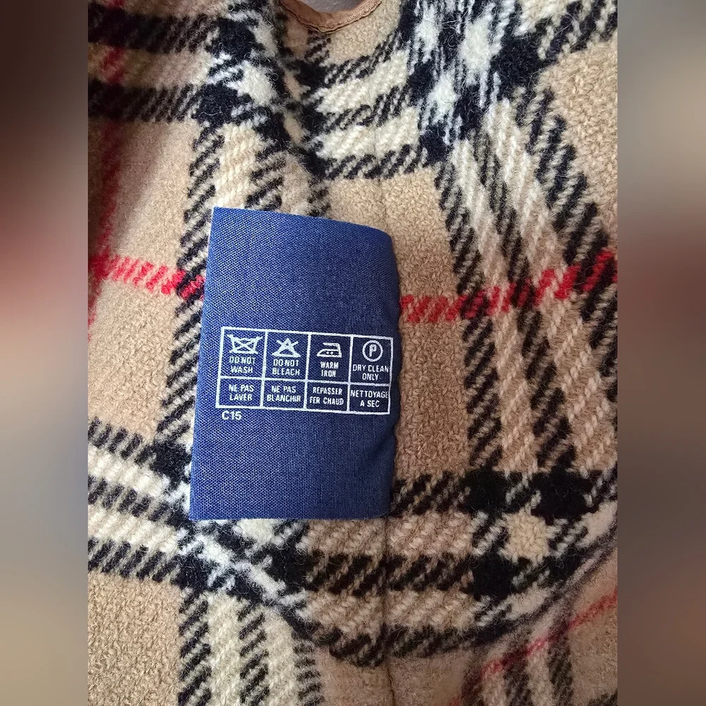 Burberry Beige Trench Coat with Classic Check Lining - Picture 17 of 17